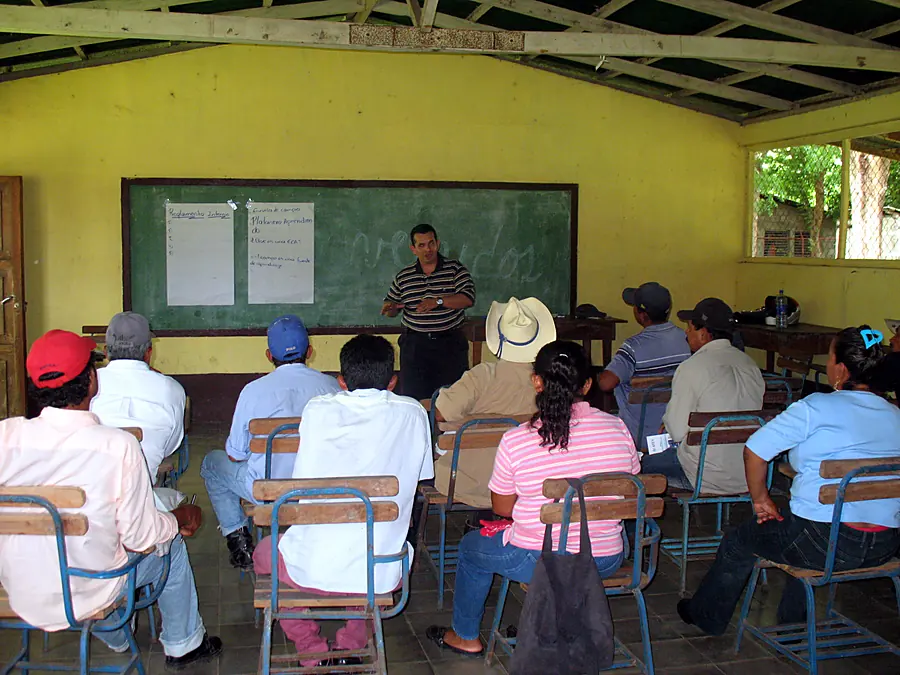 Trabajo en grupo en una escuela rural