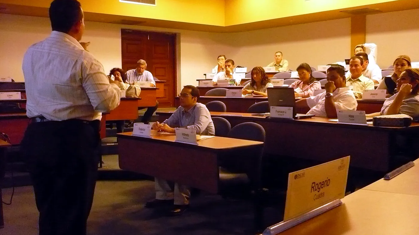 Rogerio Cuadra expone ante ejecutivos en una sala de capacitación